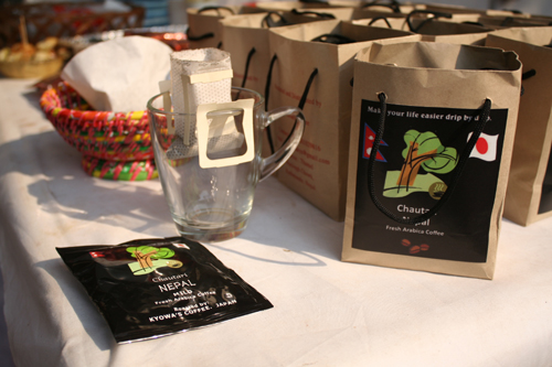 日の丸とネパール国旗のデザイン