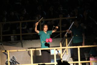 2階席から舞台の演技者へコマを送ります