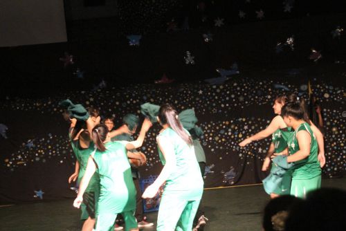 バスケットボール部の選手たちは制服を投げつけ、ちょっと乱暴？