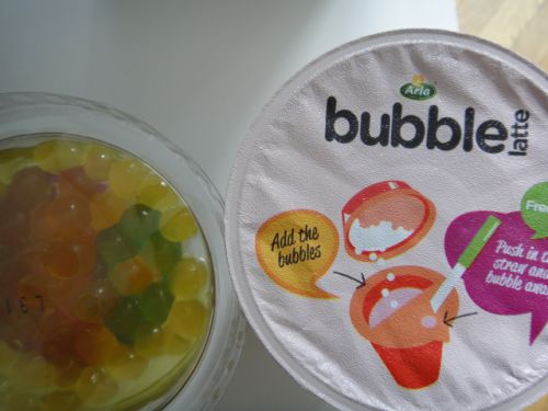 左はバブルで、右のドリンクに入れて太いストローで飲みます。