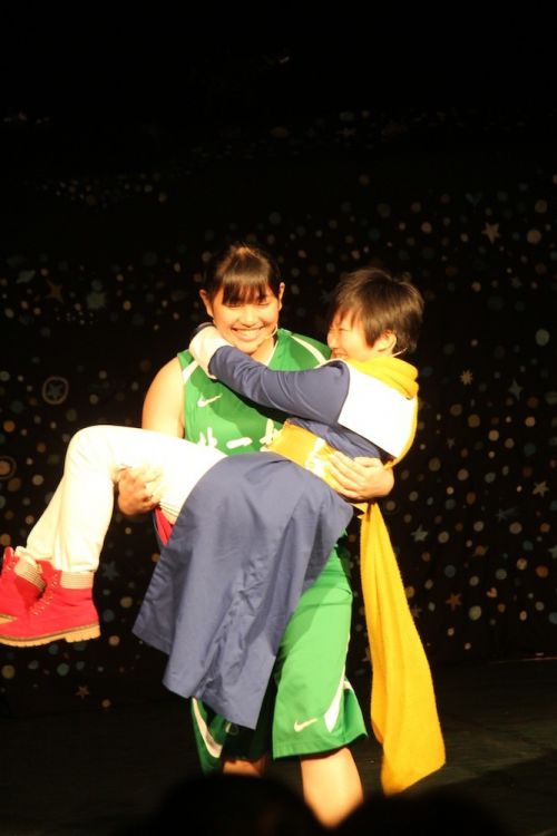 バスケットボール部のキャプテン・朱倖伽（ジュー・シンジャー）にお姫様抱っこをされる王子