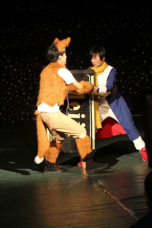 放課後の楽しみ、チョコレートにしがみつく王子と狐