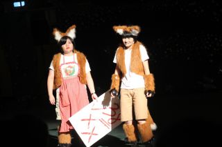 狐（右）はママ（左）に成績不振を怒られ……