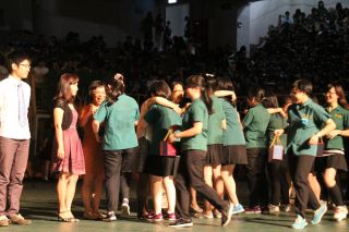 3年生の担任の先生に駆け寄る卒業生たち