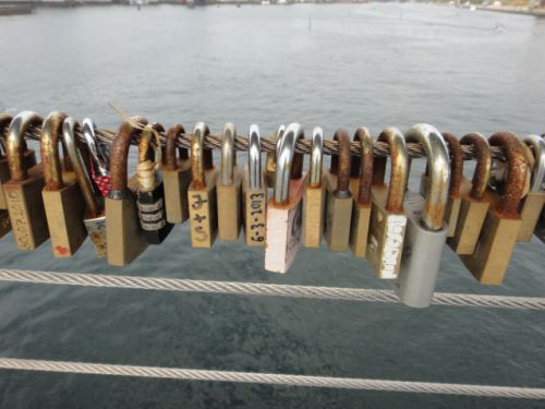 橋が２００６年に作られたので古くて７年の鍵はサビてきています。