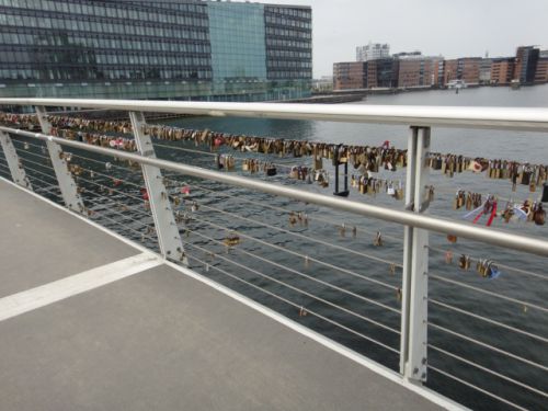 ずらりと並んだ数え切れないほどの鍵です。