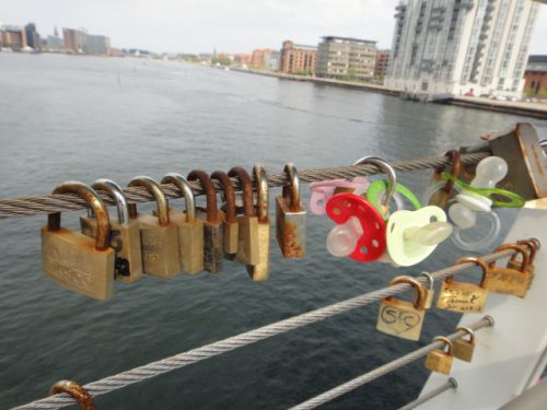 おしゃぶりも並んでいます。