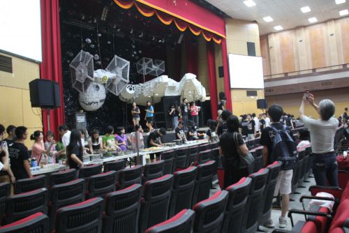 完成したステージのセットを前にお食事を