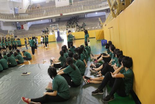 表彰される卒業生に進行の説明をするのは実行委員会のメンバー