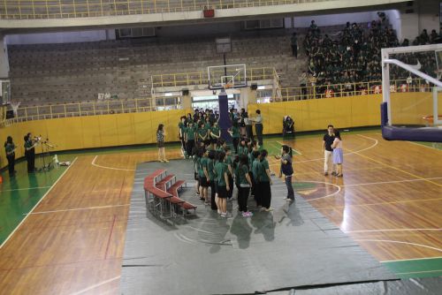 表彰式の予行演習では、立ち位置などを細かくチェックします