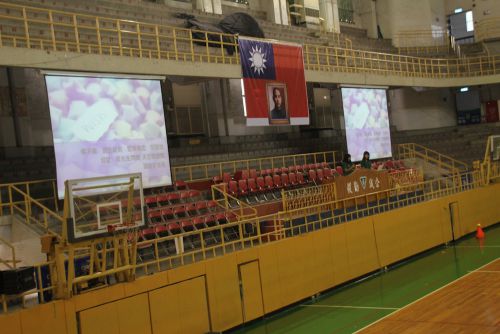 歌詞付き映像を使用しながらの卒業歌練習