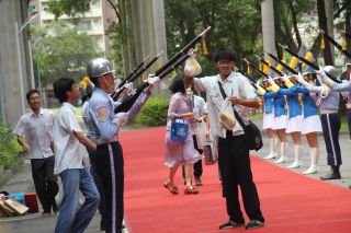 差し入れをする卒業生