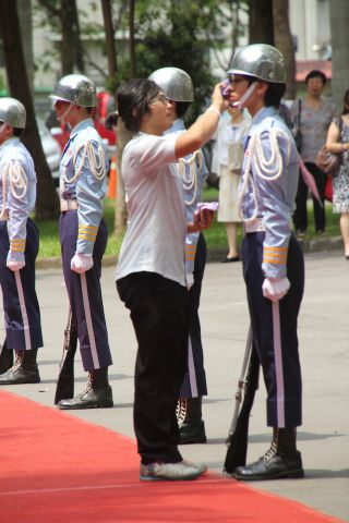 隊員の汗をぬぐうアシスタント