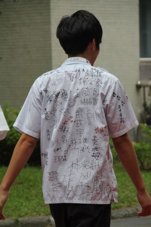 台湾の卒業の季節ではおなじみの制服にサイン