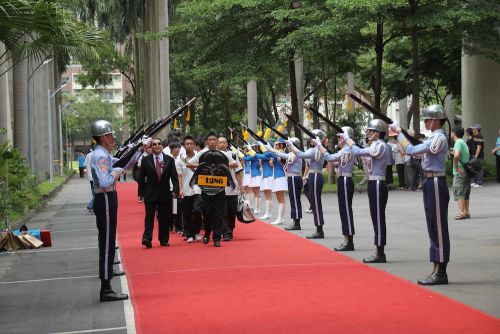 よく見るとスーツ姿の先生がサングラスをかけています