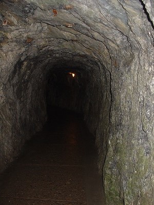 なんだか炭鉱の中に入っていく気分……。