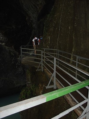 暗くてひんやりした空間の中を進みます。それにしてもすごい水音！