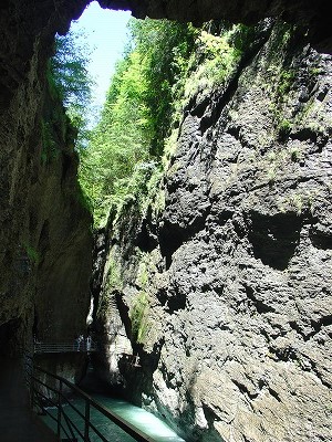 エメラルドグリーン色の水はスイス独特のもの。氷河が削った土に混じっていた鉱物が沈み、太陽光と反射してこのような色になるのだそうです。