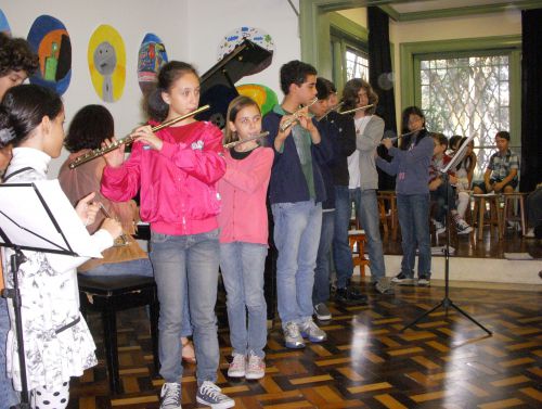 サンパウロの公立のフルート教室の子どもたちの発表会の様子