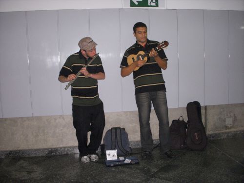 サンパウロのメトロの構内でフルートとカヴァキーニョを演奏する男性たち