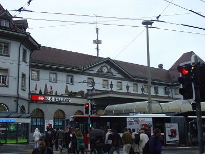 フリブール駅前の朝の通勤風景