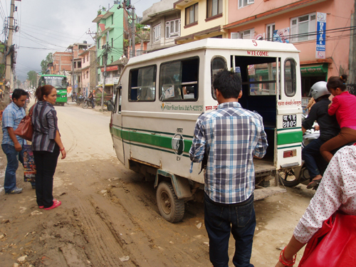 電気式乗り合い三輪車もぬかるみにはまり、お客を降ろして脱出！