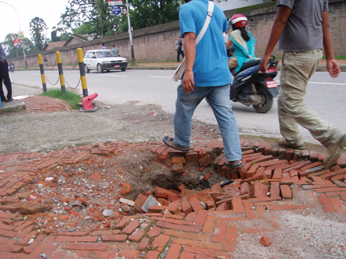 レンガの歩道もズブズブで落ち込み