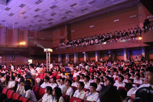 卒業生は入場後、席につきます