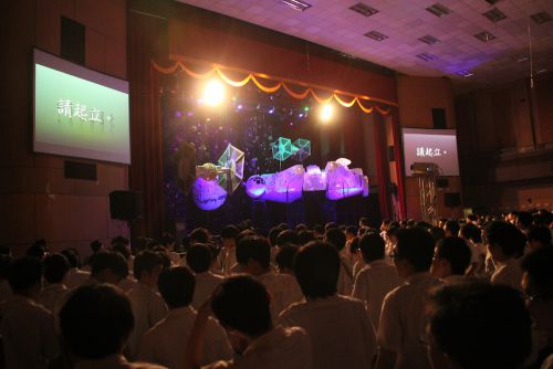 厳粛な空気が漂う国歌斉唱