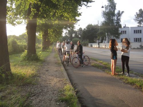 夜９時にたくさんの人が事故を見ています。