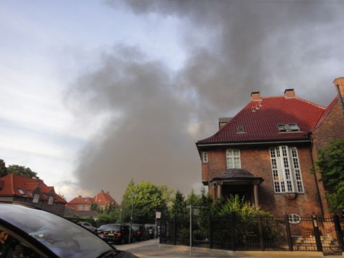 爆発が起こった方向を背にした方にまで煙が流れています。