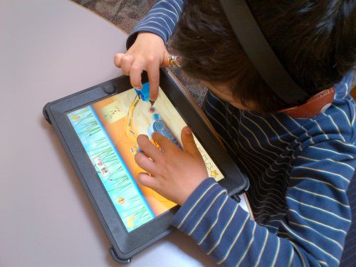 どこで習ったのか、教えなくても息子はiPadを完璧に操作していました