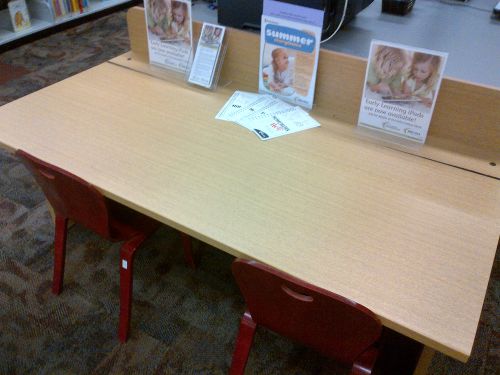 以前コンピュータがあった机。今はiPad貸し出しのお知らせだけが置いてあります