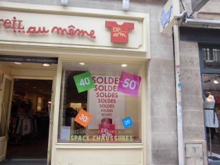 子供服のお店は店頭もカラフルに可愛く