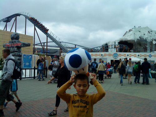 後ろに映っているのが、私と息子が乗った新ジェットコースター