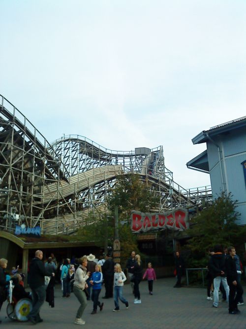 世界のジェットコースター評論家に人気の高い、ヨーテボリの木製ジェットコースター「バルデル」私達が乗る機会の多いジェットコースターです。
