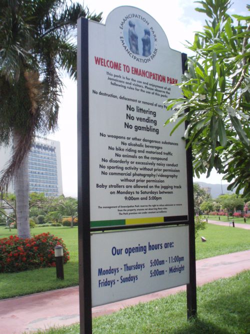 入口近くにルール書きが･･･