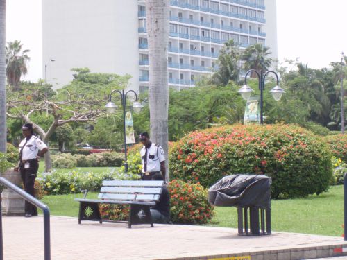 警備員さんもいる。