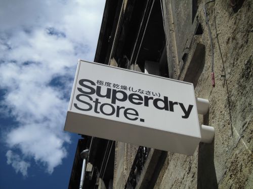 目をひく看板！