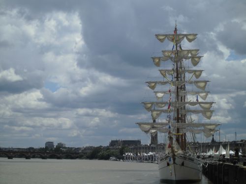 このイベントのためにやってきた巨大ヨット