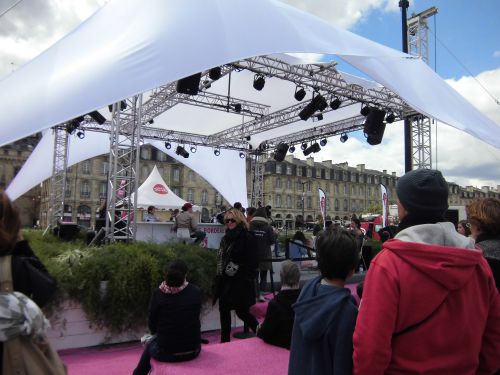 ボルドーラジオがステージを設置