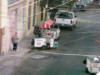 これから街角に出て行くホットドッグの屋台