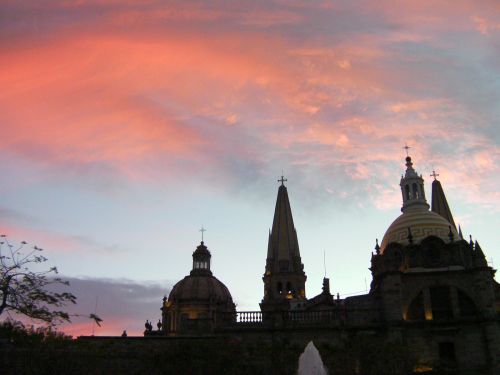 カテドラルを裏手から眺めます