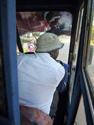 度胸がある方には運転席のすぐ後ろの席がおすすめです。