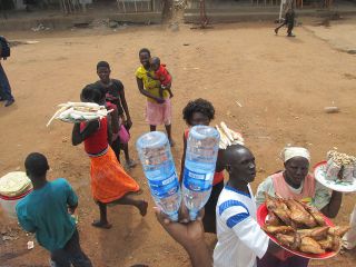 停車中のバスに群がり始める売り子さんたち。