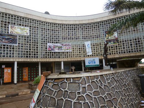 「ナショナルシアター」と呼ばれる劇場の横にお土産屋さん街が。