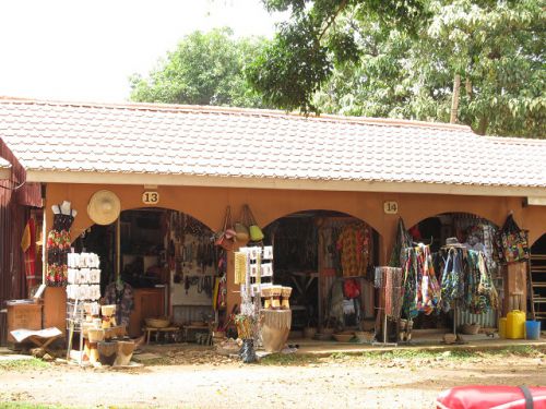 敷地内には約30軒ほどのお土産屋さんがズラリ。