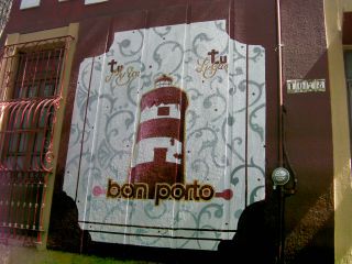 こちらはバーの壁