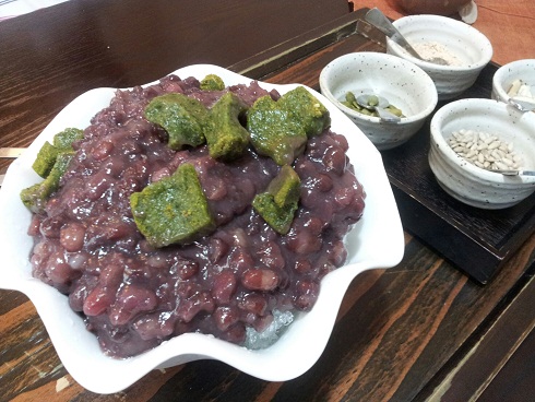 小豆の下には牛乳がかかっています、2人前で8000ウォン（約730円）
