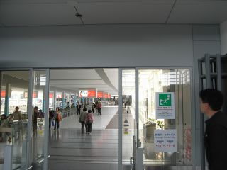 アクセスプラザから出発ロビーへ